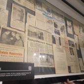 Archiwalne wydania gazet w gablocie