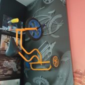 Rower customowy na ścianie na wystawie