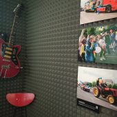 N ścianie gitara i zdjęcia studentów