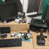 zabytkowe telefony, drukarki, klawiatury