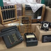 Zabytkowe liczydła, telefon, radio