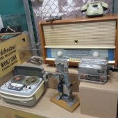 Zabytkowe radio, magnetofon szpulowy