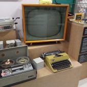 Zabytkowy telewizor, magnetofon szpulowy, maszyna do pisania