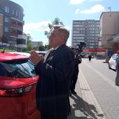 Mężczyzna przy samochodzie
