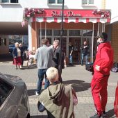 Ludzie na planie filmowym na parkingu
