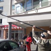Mężczyzna z mikrofonem filmowym na planie