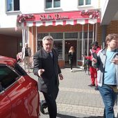Dwaj mężczyźni na planie filmowym przy samochodzie