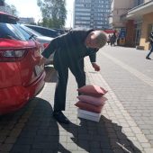 Mężczyzna przy bagażniku samochodu