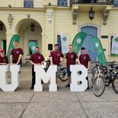 Studenci na rowerach