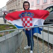 Kibic z flagą na mitingu gwiazd