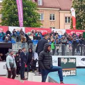 Kibice na trybunach czekają na rozpoczęcie zawodów