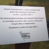 Tabliczka z napisem o drzewkach