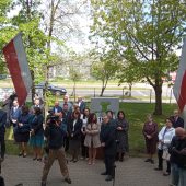 Goście podczas uroczystości stoją podczas przemówienia