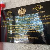 Tablica pamiątkowa na ścianie