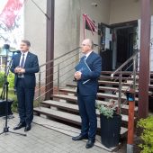 Dwóch mężczyzni przy mikrofonie