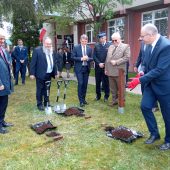 Mężczyźni przygotowują się do sadzenia drzewek
