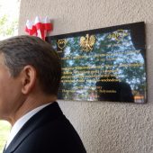Tablica pamiątkowa na ścianie