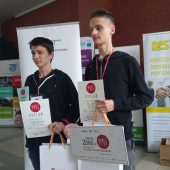 Uczniowie odbierają nagrody