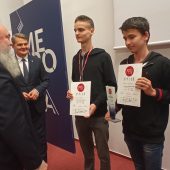 Uczniowie odbierają nagrody