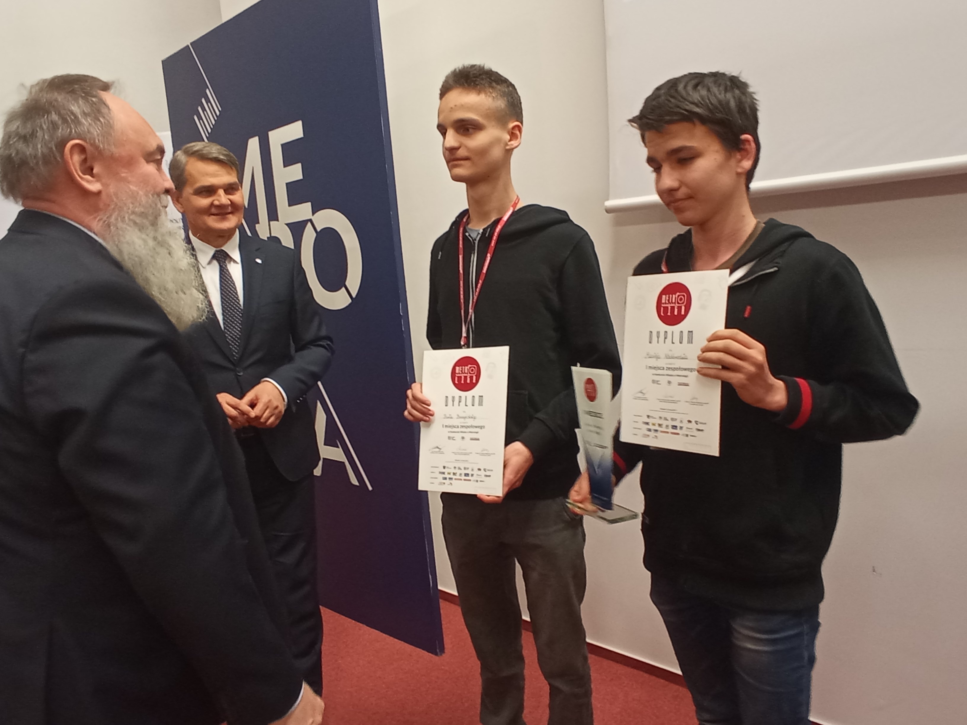 Uczniowie odbierają nagrody