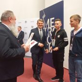 Uczniowie odbierają nagrody