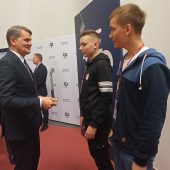 Uczniowie odbierają nagrody