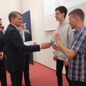 Uczniowie odbierają nagrody
