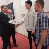 Uczniowie odbierają nagrody