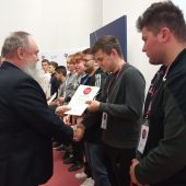 Uczniowie odbierają nagrody