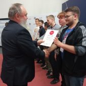 Uczniowie odbierają nagrody