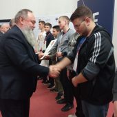 Uczniowie odbierają nagrody