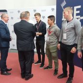 Uczniowie odbierają nagrody