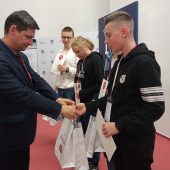 Uczniowie odbierają nagrody