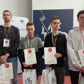 Uczniowie odbierają nagrody