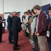 Uczniowie odbierają nagrody