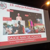 Plakat na telebimie informujący o festiwalu