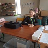 Dziewczynka siedzi przy stole