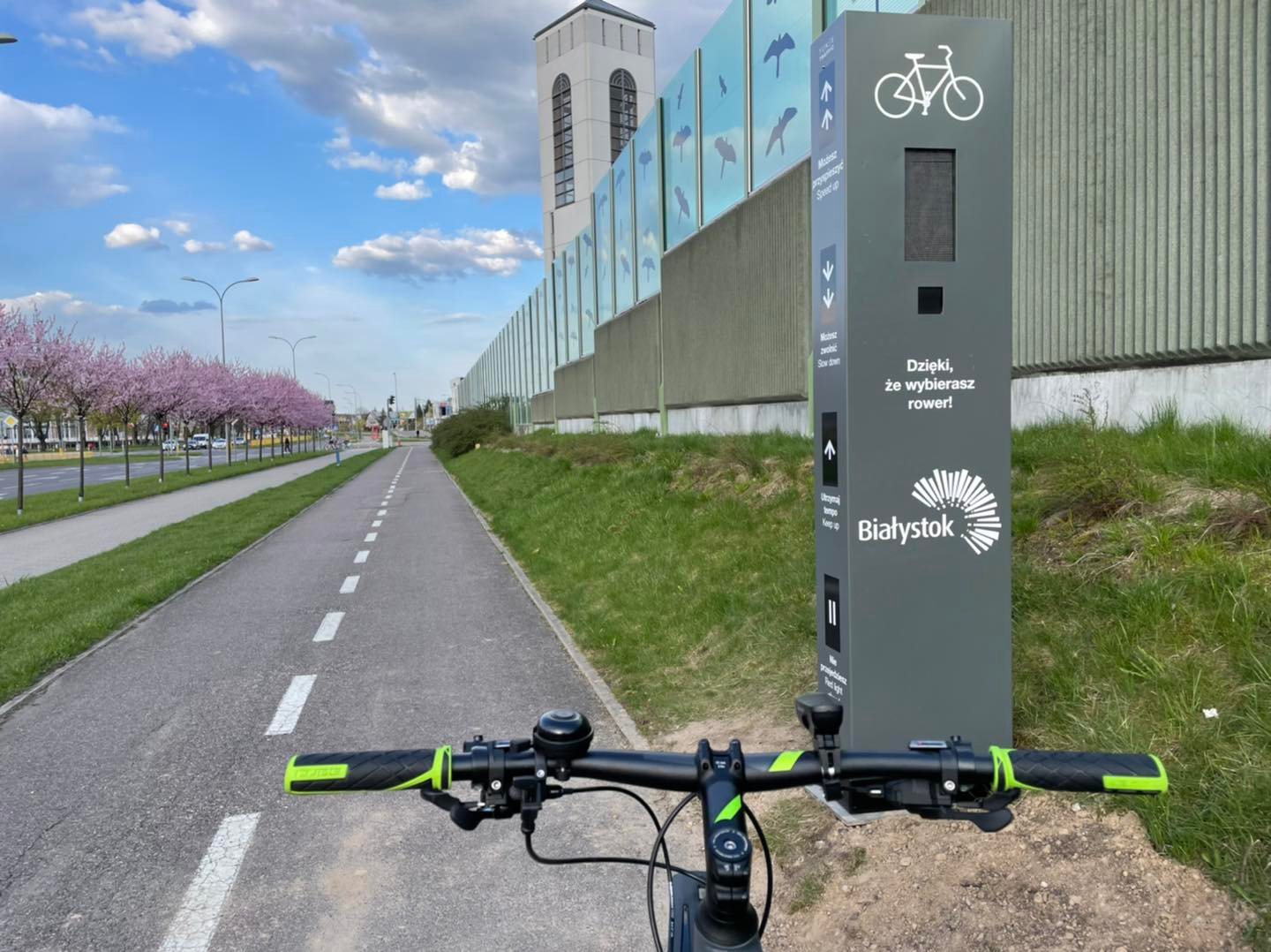 Totem na ścieżce rowerowej