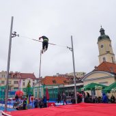 Zawodnik skacze w skoku o tyczce