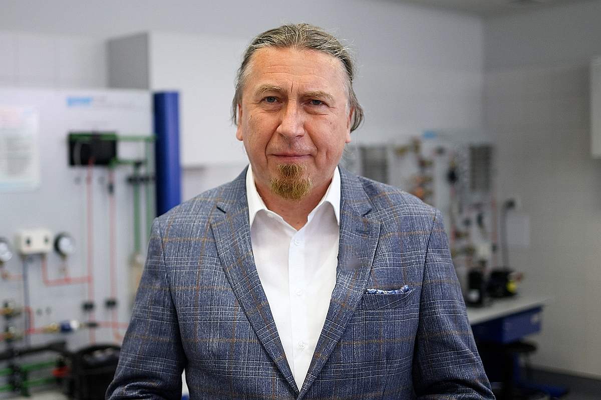 Męzczyzna w garniturze w laboratorium