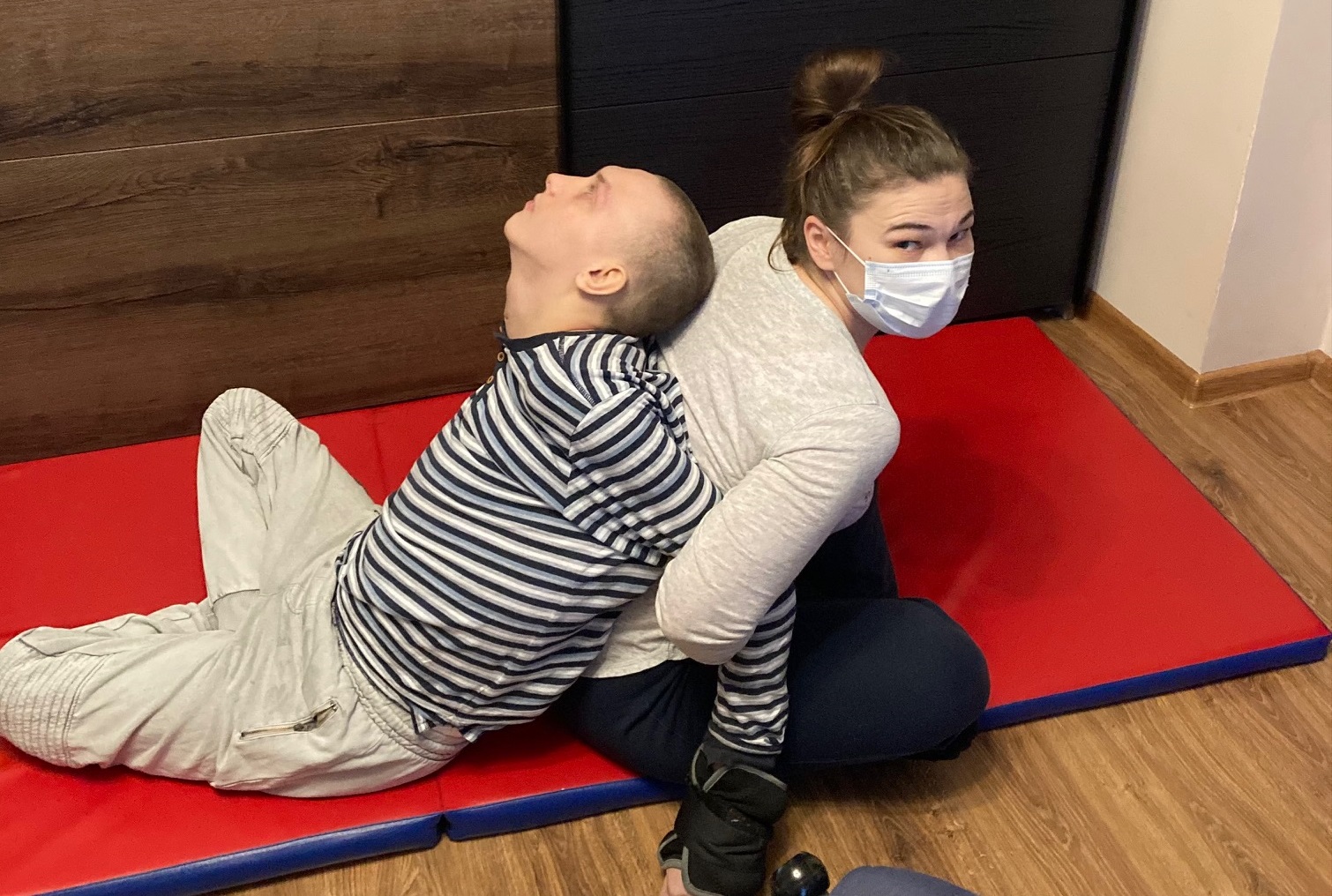 Kobieta rehabilituje nastolatka