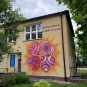 Kolorowy mural (serca w kształcie koniczynki) na ścianie budynku