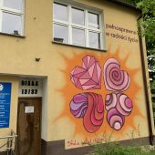 Kolorowy mural (serca w kształcie koniczynki) na ścianie budynku