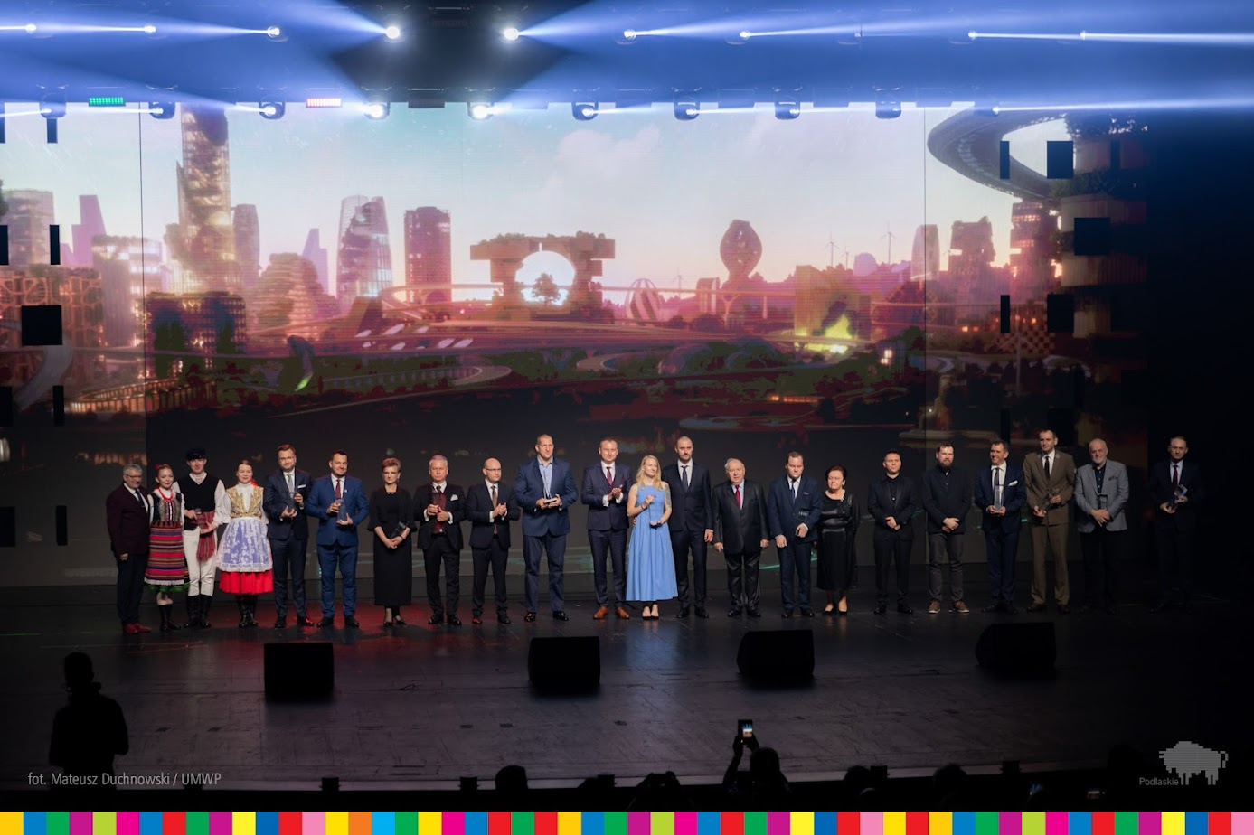 Na scenie, wzdłuż niej, obok siebie stoją laureaci Podlaskiej Marki 2021