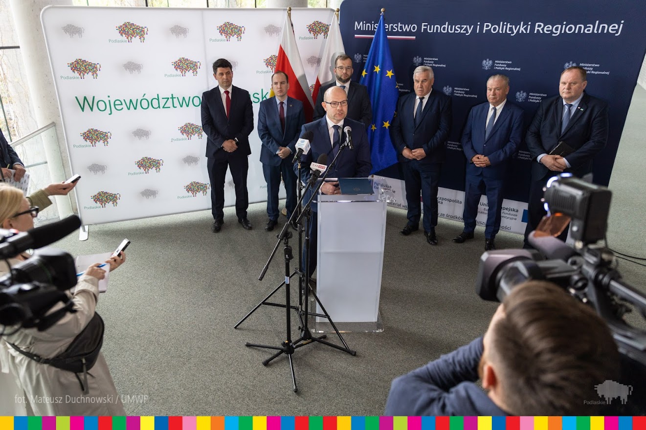 Konferencja prasowa, marszałek mówi do mikrofonu