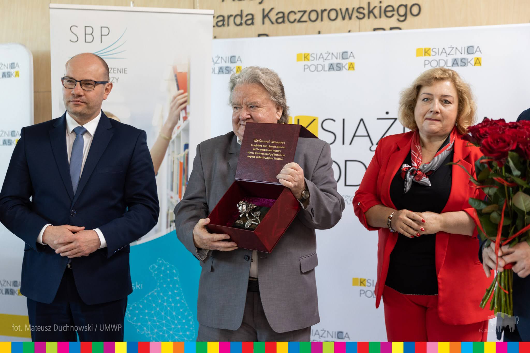 Laureat odbiera nagrodę