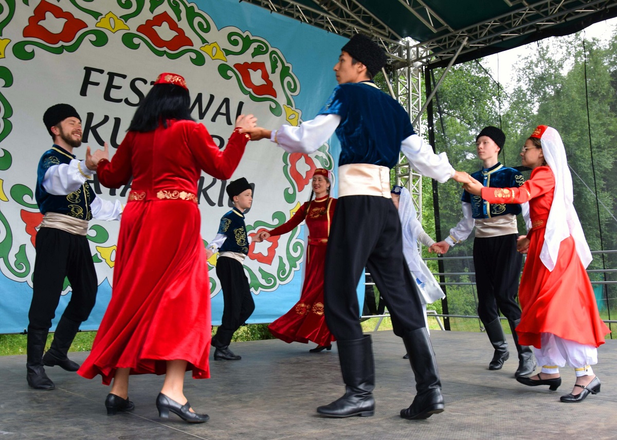 Grupa Tatarów na scenie podczas tańca
