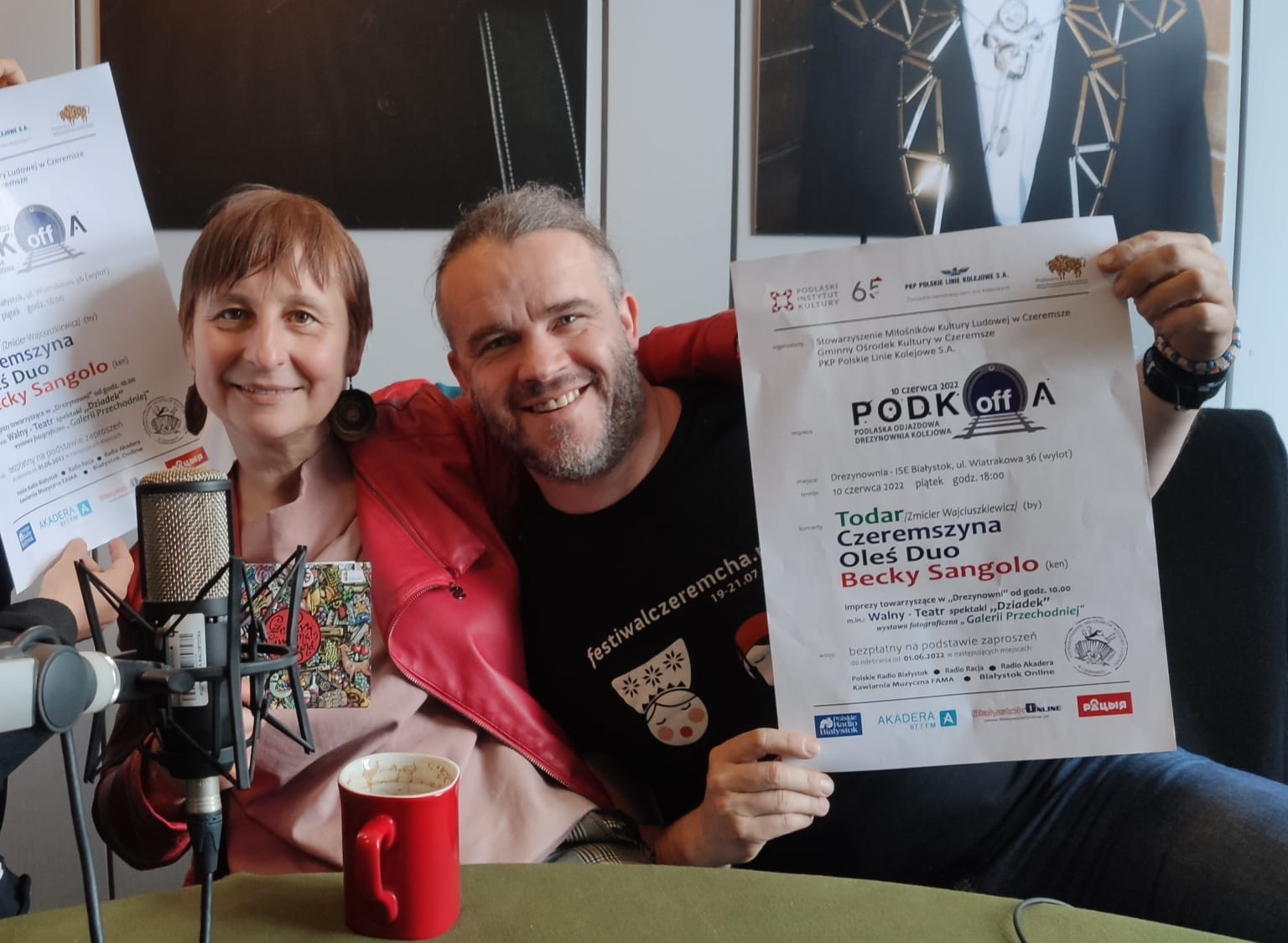 dwie osoby w radiowym studio