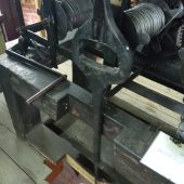 Zabytkowy mechanizm zegara w bramie pałacu branickich
