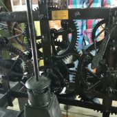 Zabytkowy mechanizm zegara w bramie pałacu branickich